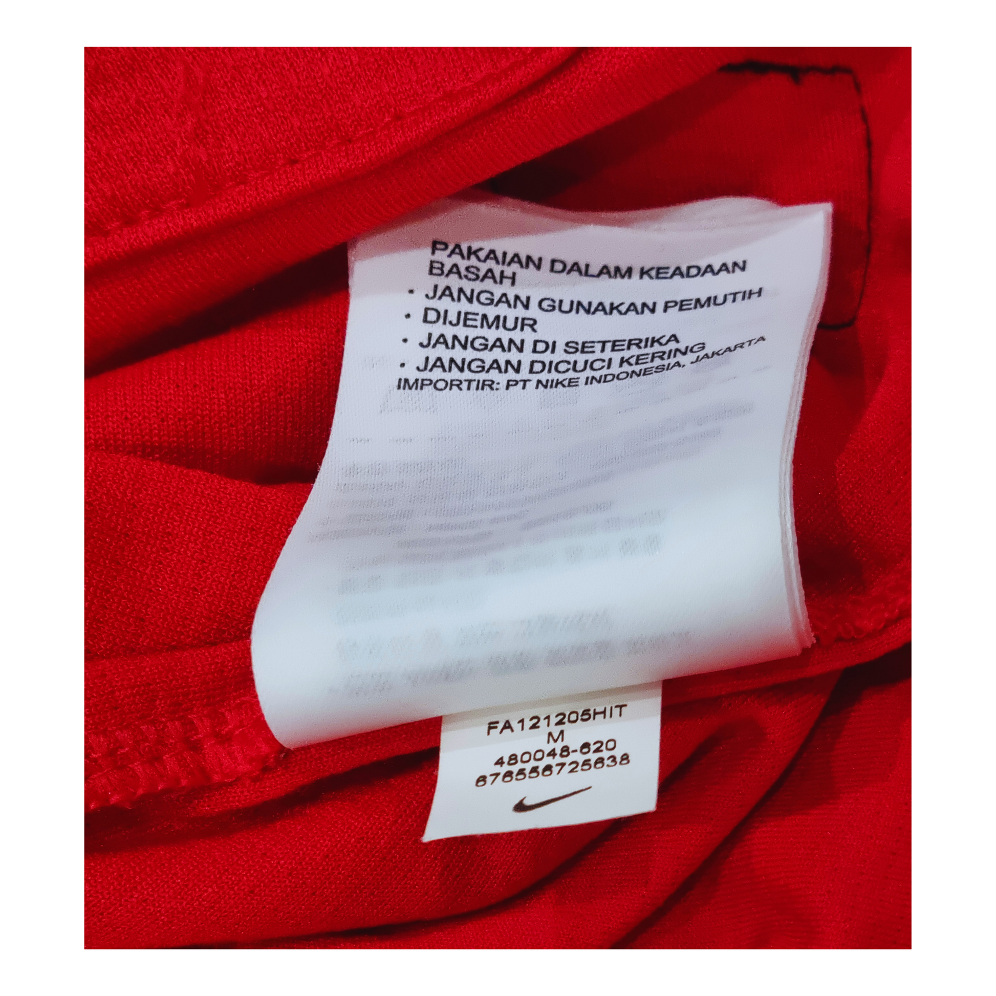 Vintage Nike tag on an Arsenal 2013/14 Home Jersey.